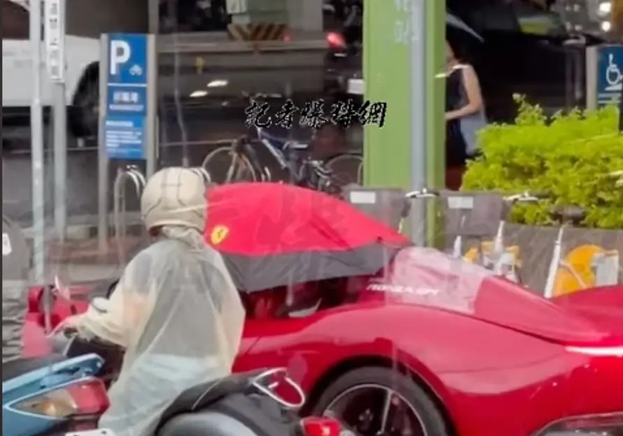 ▲台中市文心路出現一台法拉利超跑Ferrari Monza SP1，但因為車輛沒有敞篷系統，導致車主一邊開車一邊撐傘。（圖／記者爆料網）