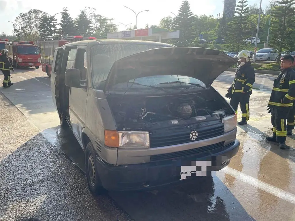 ▲金門一輛8人座廂型車於機場接駁，引擎卻突起火燃燒，司機竟倉皇逃生。（圖／翻攝畫面）