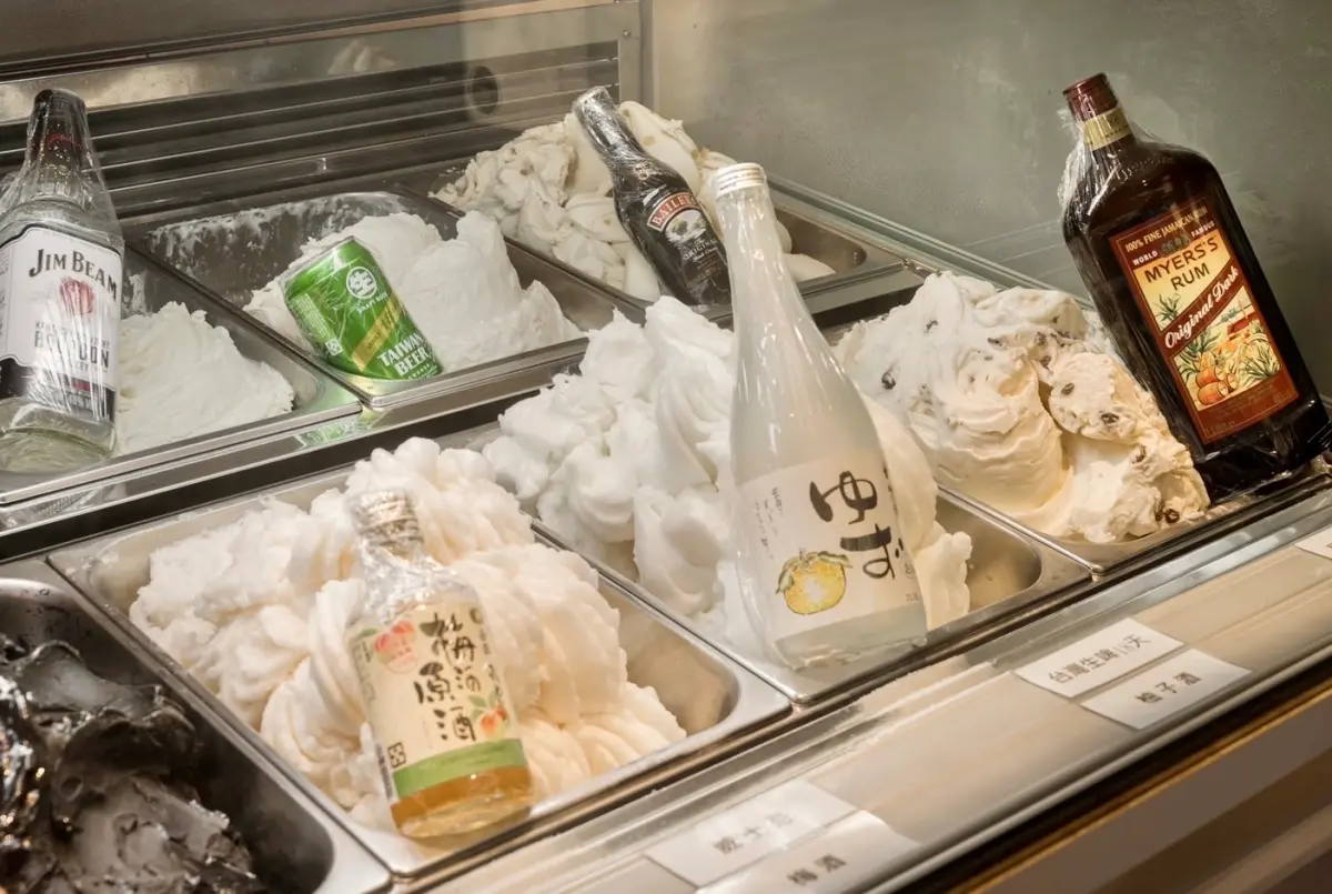 ▲東區小巷弄內的「好正商行 HAO ZHENG」，有多款以酒製成的冰淇淋，保留酒香卻無酒精濃度，是大人專屬的冰淇淋口味。（圖／記者葉盛耀攝）