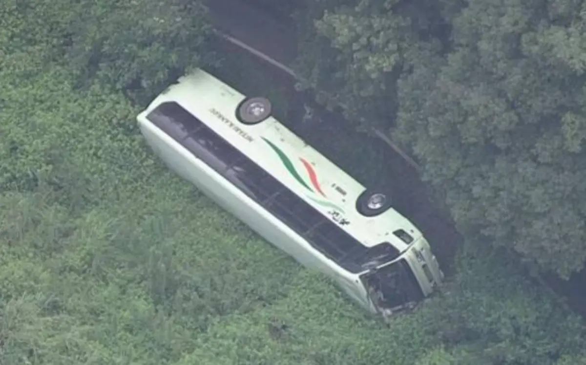 ▲日本鹿兒島市消防局表示，今天上午8時30分左右獲報有大型巴士在市內一處縣道翻覆。（圖／翻攝自NHK）