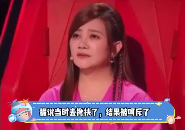 ▲李玟錄製《中國好聲音》總決賽時跌倒,梁靜茹去纏扶也被罵,只能含著眼淚看著李玟。(圖/翻攝自微博)