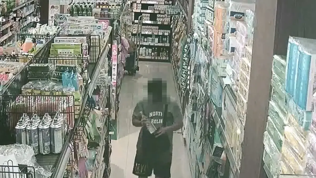 ▲嫌犯到超市偷高粱酒，全被監視器畫面拍下。（圖／翻攝畫面）
