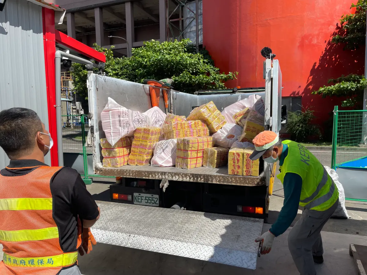 ▲高雄市今年度「中元普渡紙錢集中燒活動」已開始，市民朋友自即日起至9月14日，可聯繫環保局各區清潔隊，預約收運普渡紙錢。（圖／高雄市環保局提供）