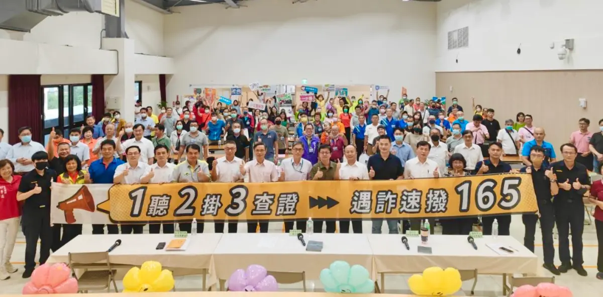 ▲「112年社區治安研習觀摩活動」由榮獲評定為績優社區及高市治安標竿社區鼓山區峰南里里長王宋金花協同左營區新下里、楠梓區加昌里及苓雅區衛武里等社區共同辦理，於會場展示社區營造成果及經驗分享。（圖／高市警局提供）