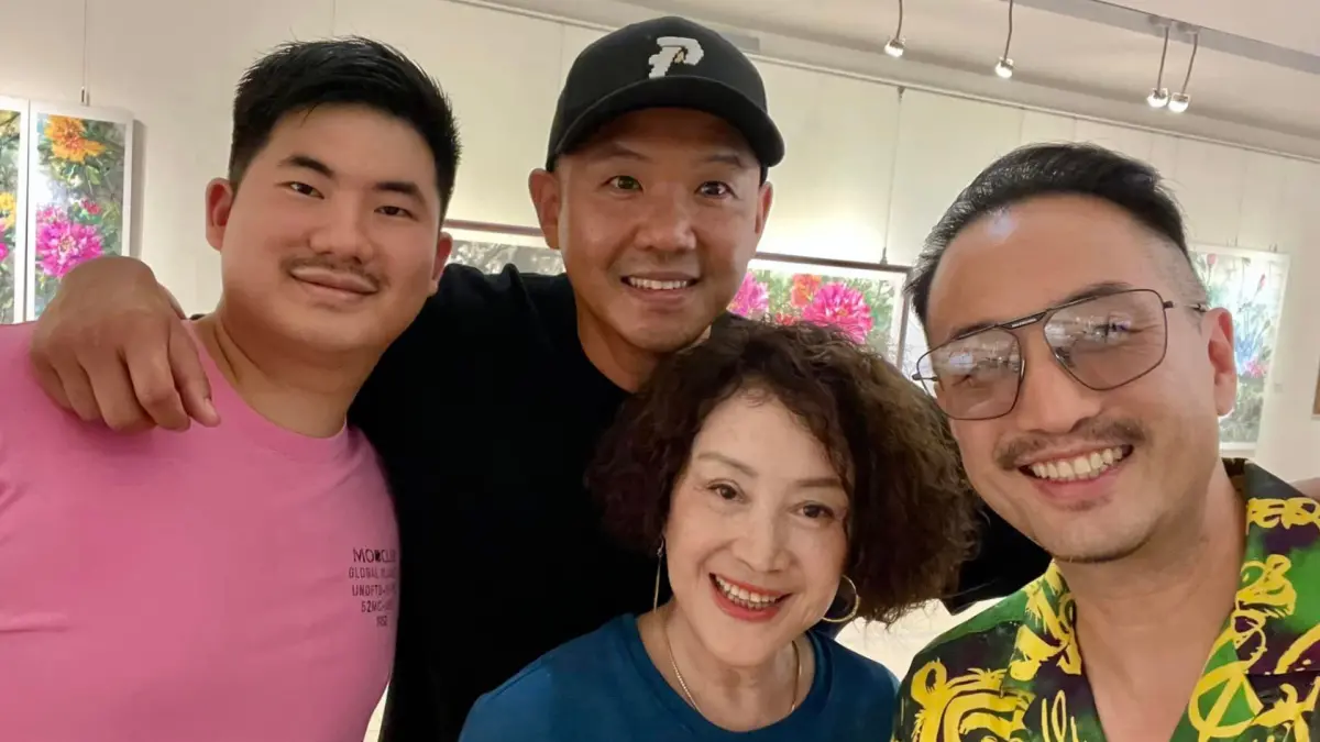 ▲黑人陳建州於16日北檢出庭後再度露面，現身好友唐志中的媽媽韓湘琴畫展，並在底下留言8個字分享心情。（圖／韓湘琴臉書）