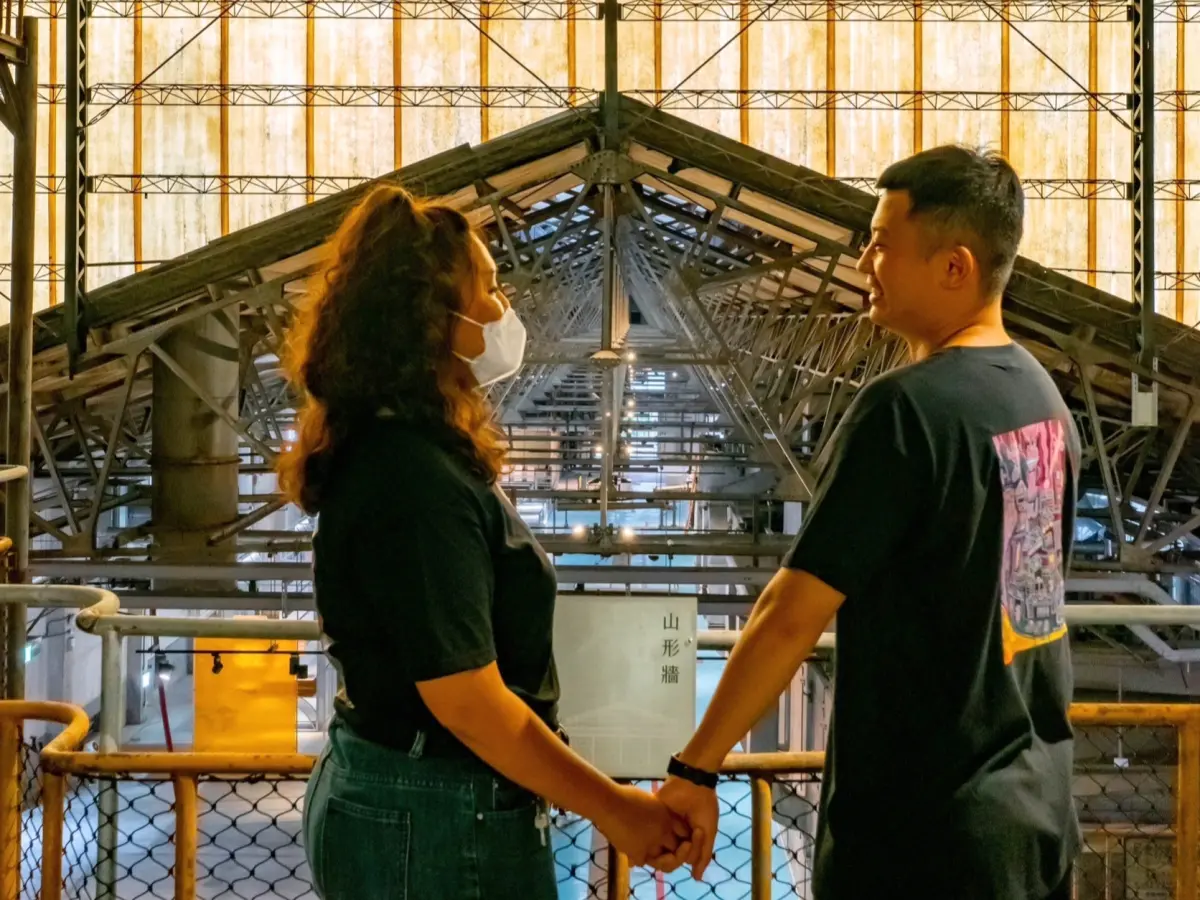 ▲屏菸1936文化基地慶祝浪漫情人節，特別推出「買一送一」優惠活動，於8月22日舉行，只要穿著情侶裝的遊客可享受2人同行1人免費。（圖／屏縣府提供）