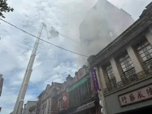 北市迪化街商圈突發大火！8樓民宅竄出濃煙　民眾緊急逃生
