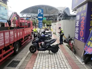 台中火車站人行用路空間　警方執法違停
