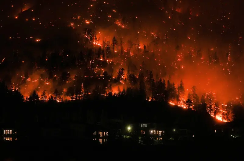 ▲最新科學分析指出，人類造成的氣候變遷使得今年出現長達數月的「野火天氣」條件，導致加拿大破紀錄的火災機率至少增加7倍。（圖／美聯社／達志影像）