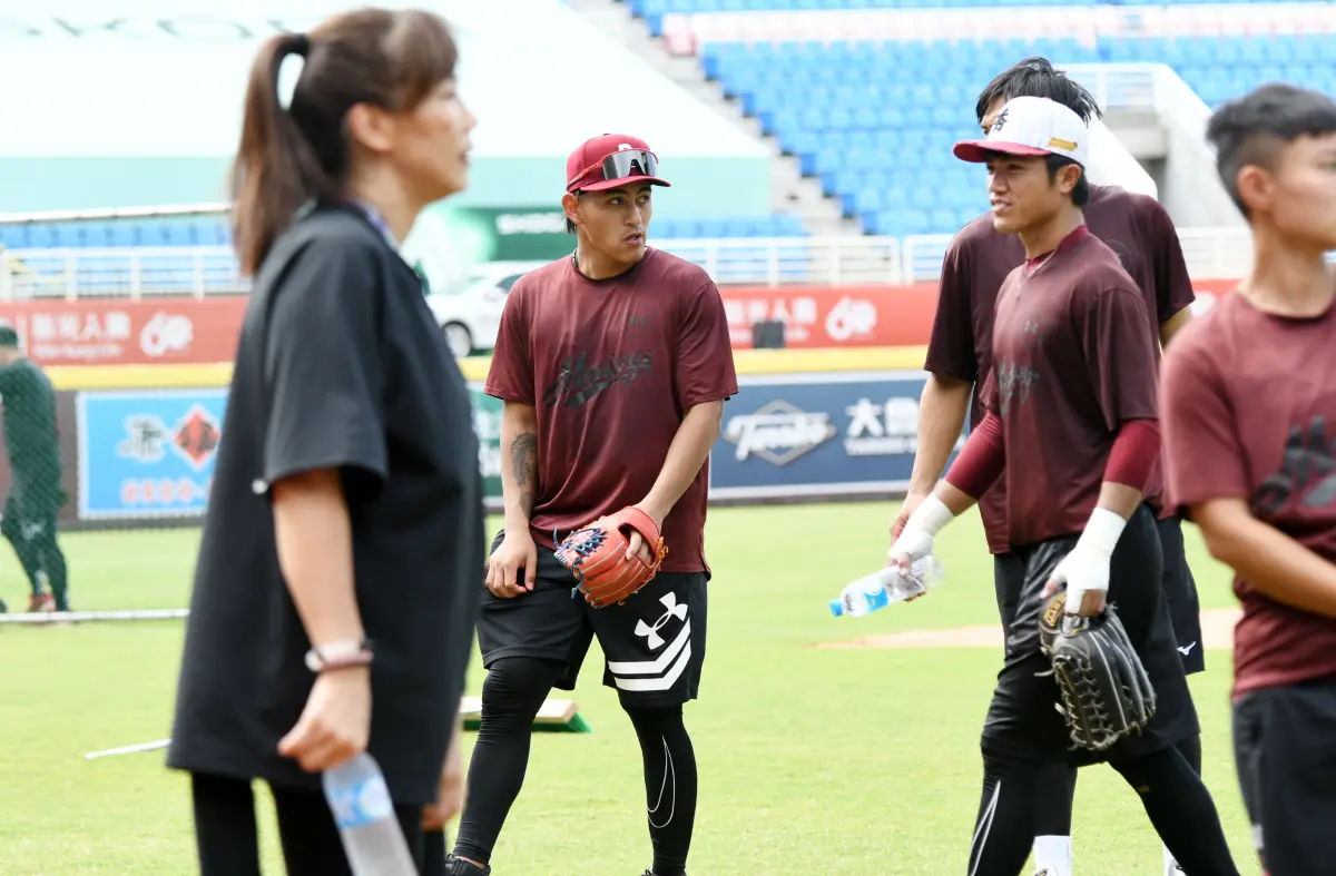 ▲林子偉中職一軍初登場，賽前在游擊防區進行守備練習。（圖／記者林調遜攝）