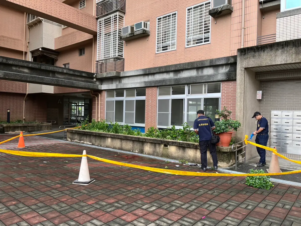 ▲高雄吳姓男子昨晨因駕車行車搖晃遭警盤查，吳男主動交出身上毒品後趁隙駕車逃逸，今天警方循線至左營逮人，吳逃竄中不慎墜樓身亡。（圖／記者郭凱杰翻攝）