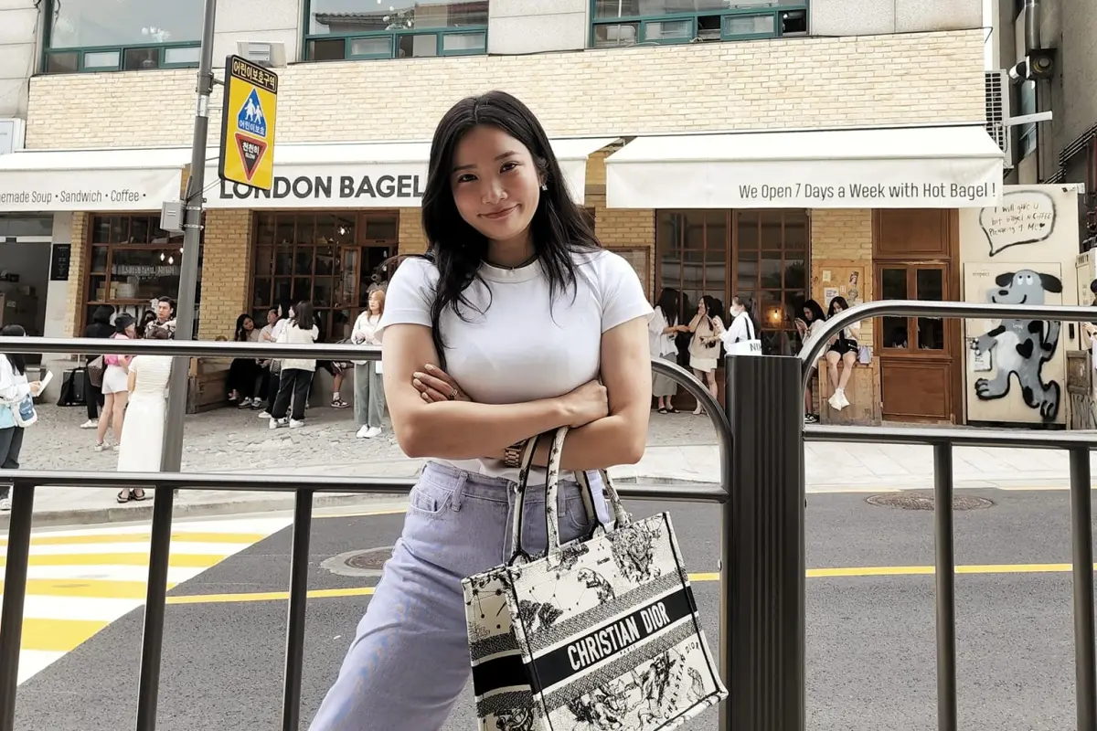 ▲知名部落客台灣妞韓國媳今（19）在臉書粉專發文透露，自己頻道的編輯在首爾地鐵遇到無差別攻擊，臉上嚴重掛彩縫了15針，讓網友嚇壞。（圖／翻攝自臉書「台灣妞韓國媳」）