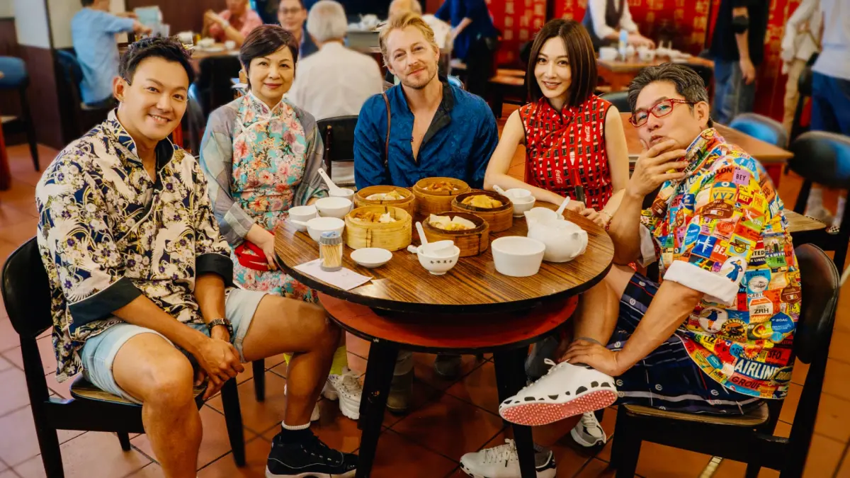 ▲曾莞婷（右二）在節目上爆料，曾被圈內好友造謠中傷，還被對方削價競爭搶代言，讓其他旅伴奉勸趕快衝去鵝頸橋打小人。（圖／東森綜合提供）