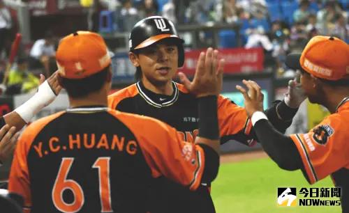 統一獅陳重羽轟出兩分砲,幫助獅隊擊敗中信兄弟。(圖/NOWnews資料照) ▲身為古林睿煬昔日投捕搭檔,陳重羽也相當關心其投球表現。(圖/NOWnews資料照)