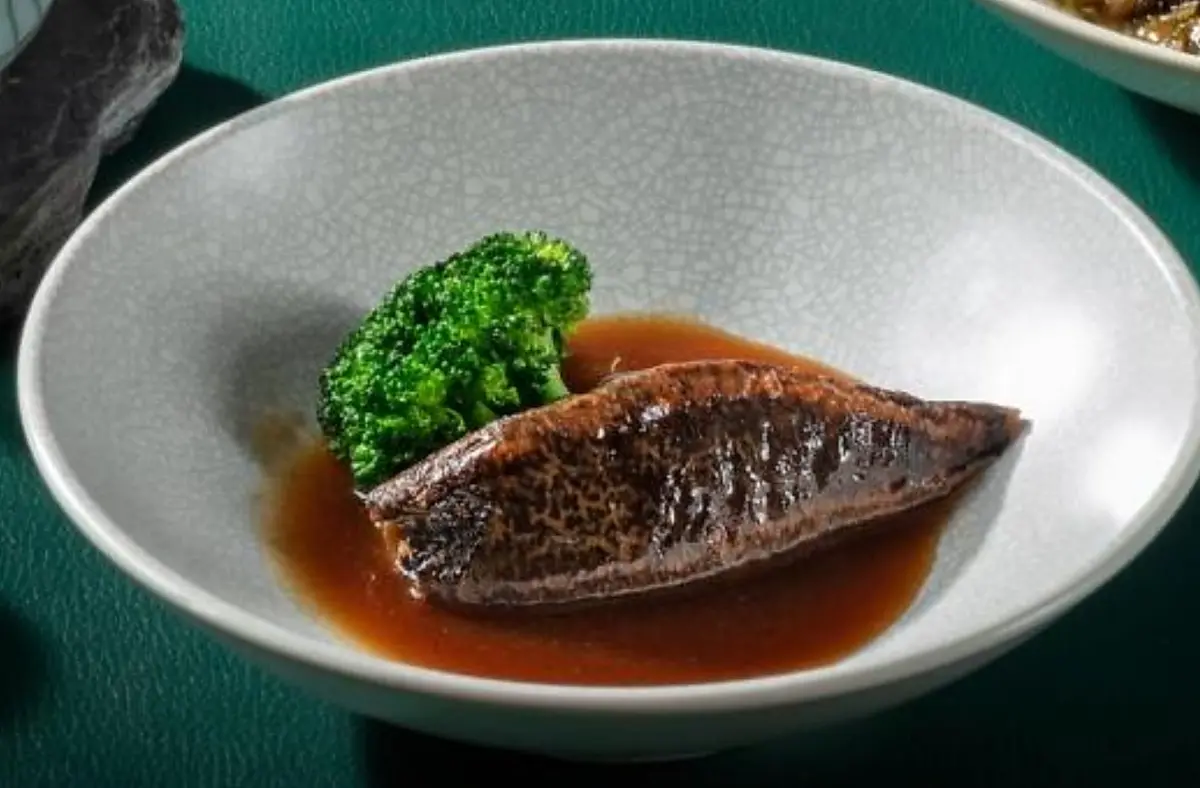 ▲海參的蛋白質含量高，還有低脂、低熱量、近零膽固醇優點，清爽無負擔更適合現在夏日品嘗。欣葉小聚品牌總主廚洪春旭分享如何泡發。（圖／欣葉餐飲提供）