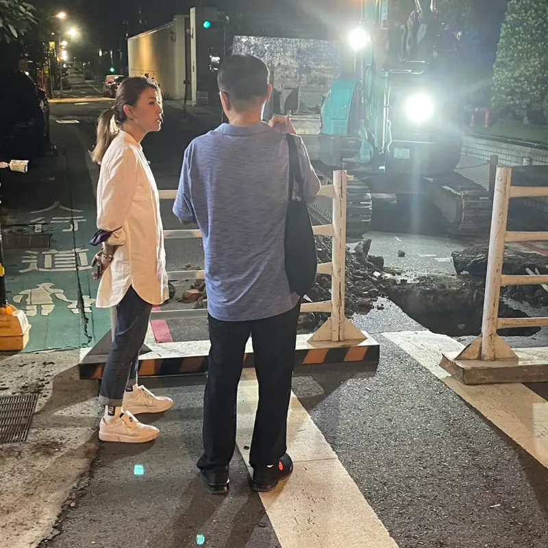 ▲市議員顏若芳於20日在臉書上發文，指出路面坍塌原因，是旁邊側溝有破洞漏水，地下土壤被側溝漏水帶走，導致路面坍塌。（圖／翻攝顏若芳臉書）