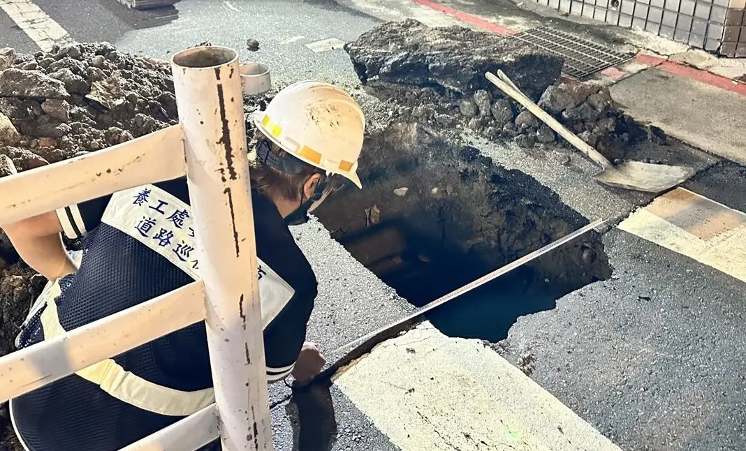 ▲市議員顏若芳於20日在臉書上發文，指出路面坍塌原因，是旁邊側溝有破洞漏水，地下土壤被側溝漏水帶走，導致路面坍塌。（圖／翻攝顏若芳臉書）