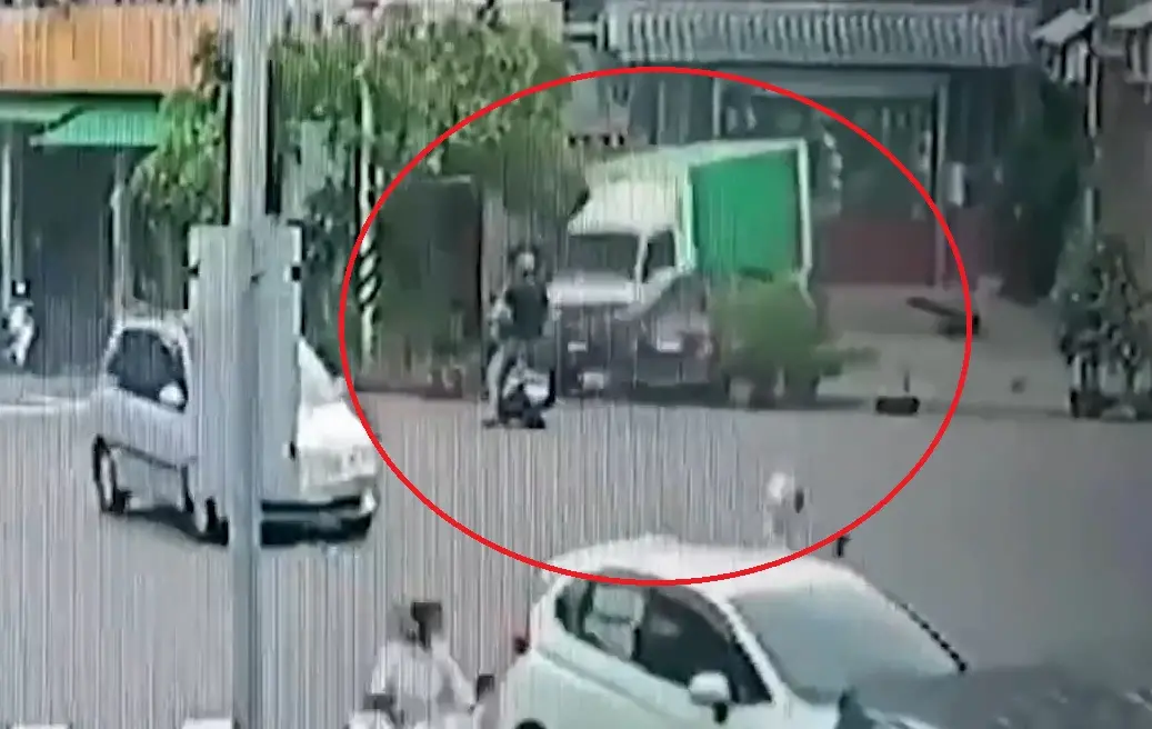 ▲19日上午，苗栗市發生一起死亡車禍，劉姓老翁駕駛自小客車，突然不明原因跨到對向車道，逆向撞擊陳姓男騎士，陳男頭部重創，送醫搶救傷重不治。（圖／翻攝畫面）