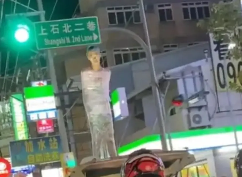 ▲被綑綁的25歲蔡姓男子，因當天生日，所以友人以此惡作劇慶生，蔡男也坦承係自願的，但因該車輛車牌已被註銷，警方遂依法移置車輛，結束這場慶生鬧劇。（圖／翻攝畫面）