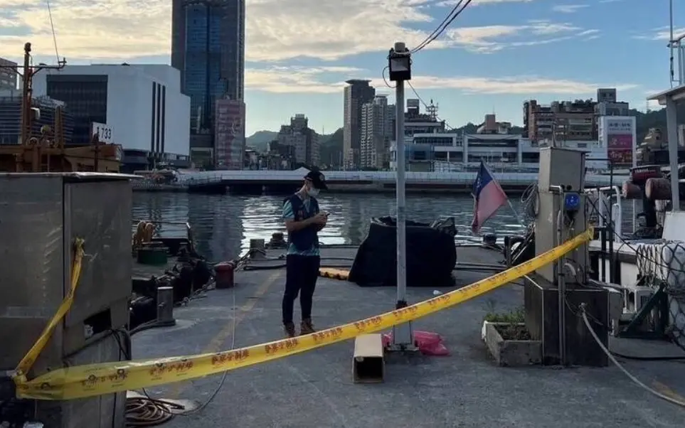 ▲20日清晨，有民眾驚見基隆海洋廣場、一具浮屍從橋墩下飄出，急忙報警處理，經初步調查，死者疑為69歲遊民、陳姓男子，且身上皮夾內還放有2萬多元現金。（圖／翻攝畫面）