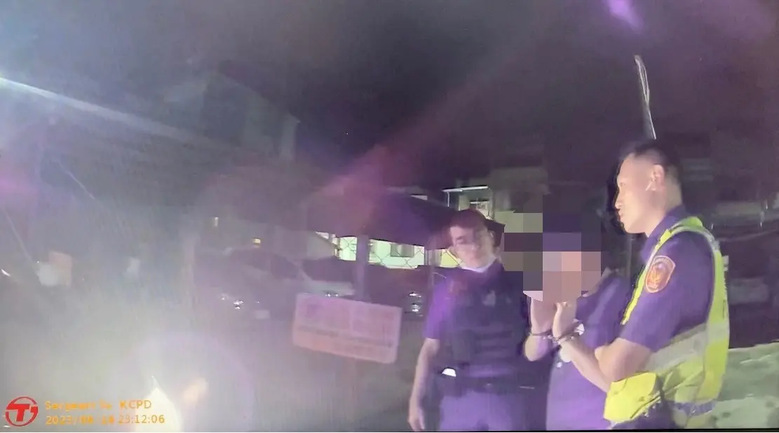 ▲男子載女網友車禍就落跑，被警方逮到，竟還發現他身背多條通緝。（圖／翻攝畫面）