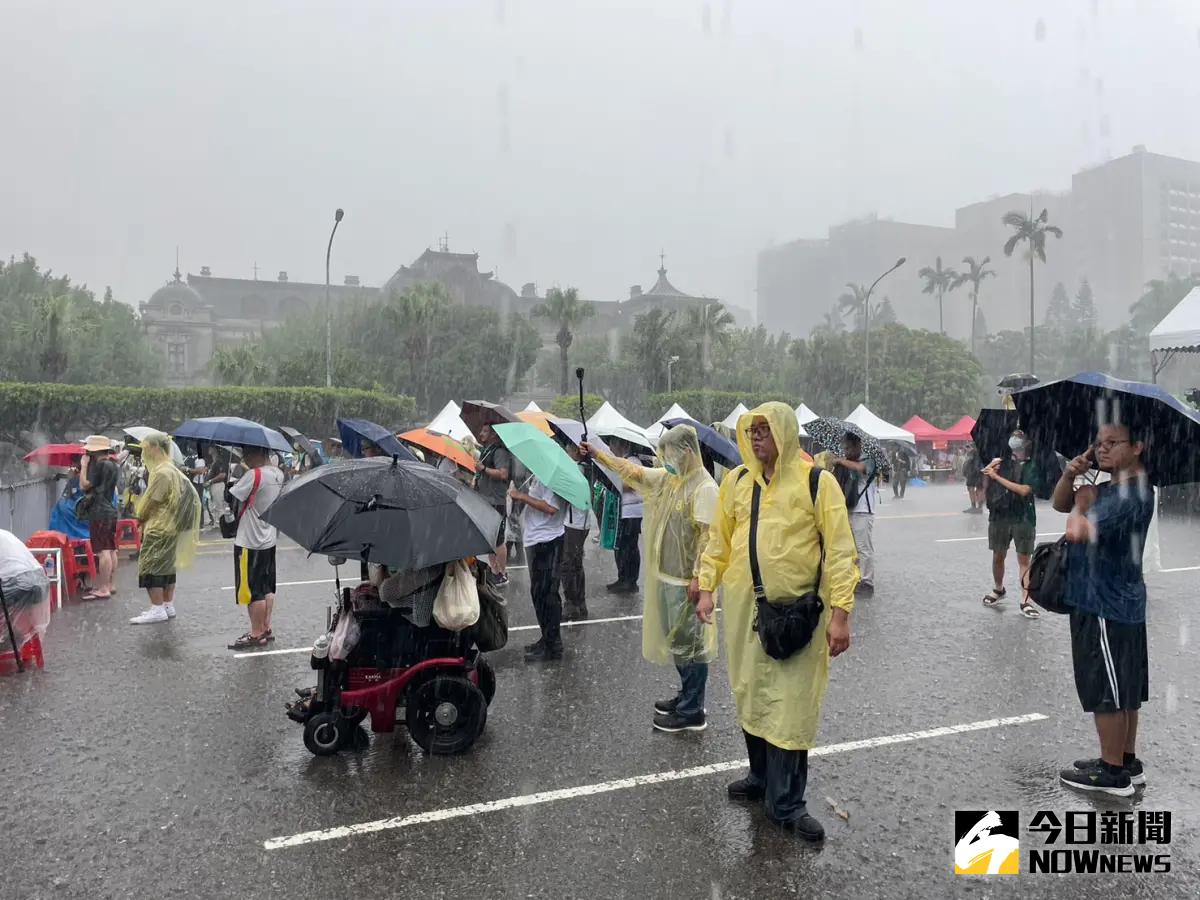 ▲還路於民大遊行今（20）日在凱道登場，遊行開始前下起暴雨，現場人潮不如預期。（圖／記者葉政勳攝，2023.08.20）