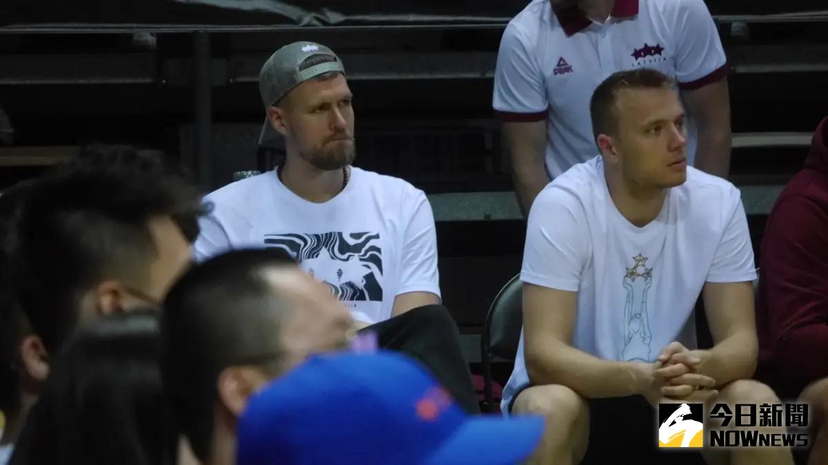 ▲波神Kristaps Porzingis在FIBA世界盃熱身賽（左）並未上場，但預計可趕上開季。（圖／吳政紘攝）