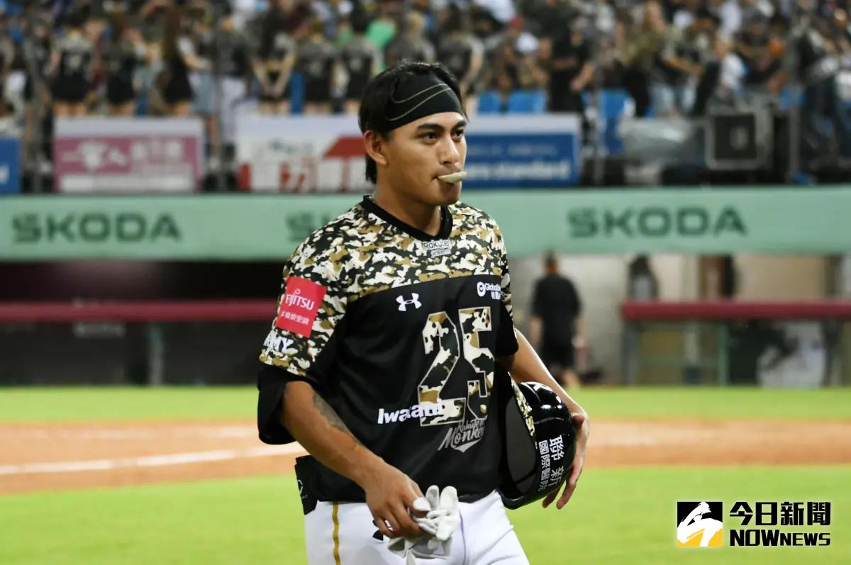 ▲樂天桃猿林子偉，本季曾因身體不適確診，無法隨隊台南，在杭州亞運又傷了手腕。（圖／記者林調遜攝）