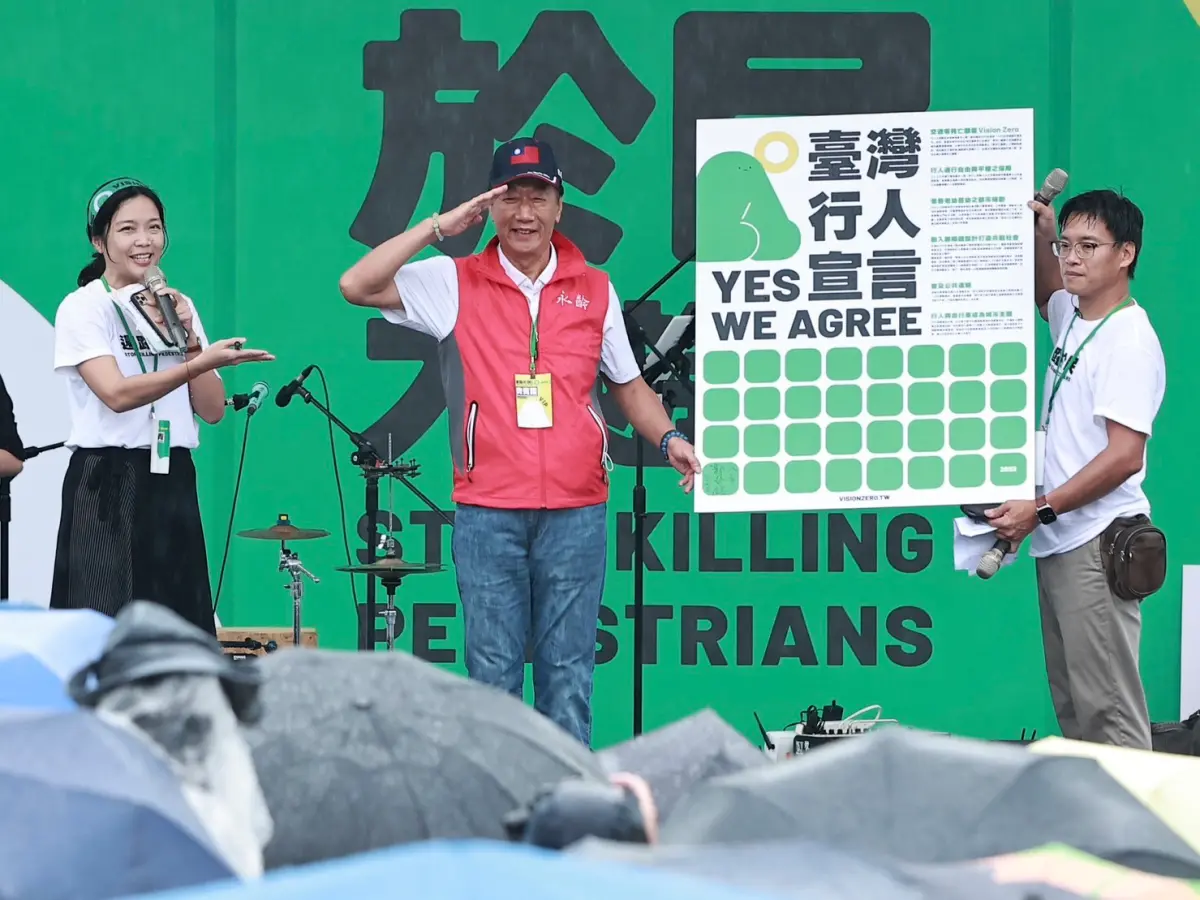 ▲郭台銘今於「還路於民大遊行」上致詞表示，他非常支持、贊同，不管開車、開公車或騎車，看到行人要停聽看，讓走在斑馬線的人有真正人權保障。（圖／記者葉政勳攝，2023.08.20）