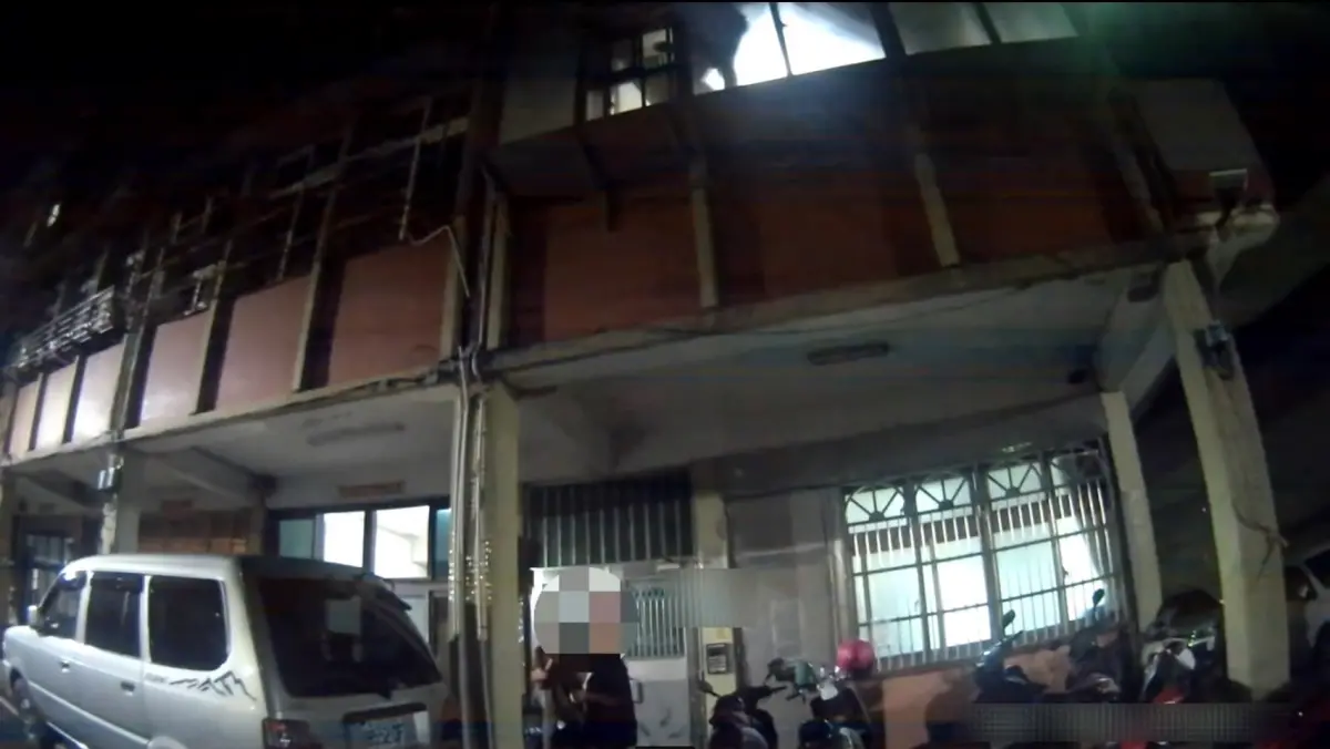 ▲2名逃逸移工從2樓一躍而下。（圖／翻攝畫面）