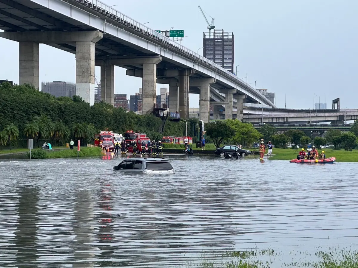 ▲有民眾誤闖積水區，導致車輛拋錨。（圖／翻攝畫面）