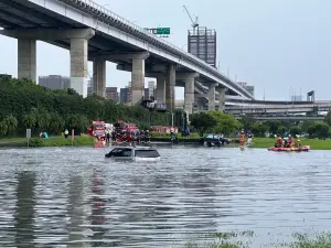 午後雨彈狂炸！民眾駕車誤闖板橋堤外道積水區　警消急派員搶救
