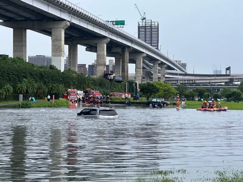 ▲板橋有車輛受困在堤外便道積水區，疑有人受困，幸警方到場察看，去認無人受困。（圖／警方提供）