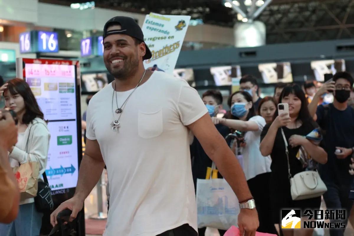 ▲ 福來喜是中信兄弟近年來最受歡迎洋砲，吸引大批球迷送機。（圖／讀者提供）