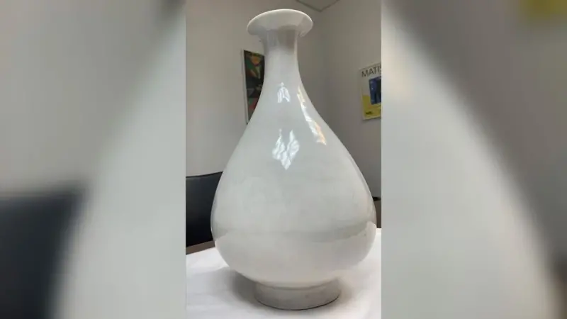 ▲英國警方今天表示，在倫敦一家飯店展開誘捕行動後，追回一只價值約200萬英鎊的15世紀中國明朝花瓶。（圖／美聯社）