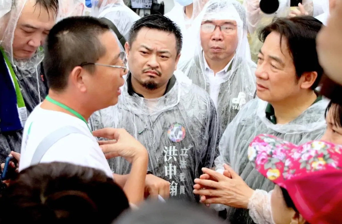 ▲賴清德出席「還路於民大遊行」活動，也在現場與余爸爸表達慰問之意，表示不會再讓他失望，更會全力避免下一件的憾事。（圖／翻攝自洪申翰臉書）