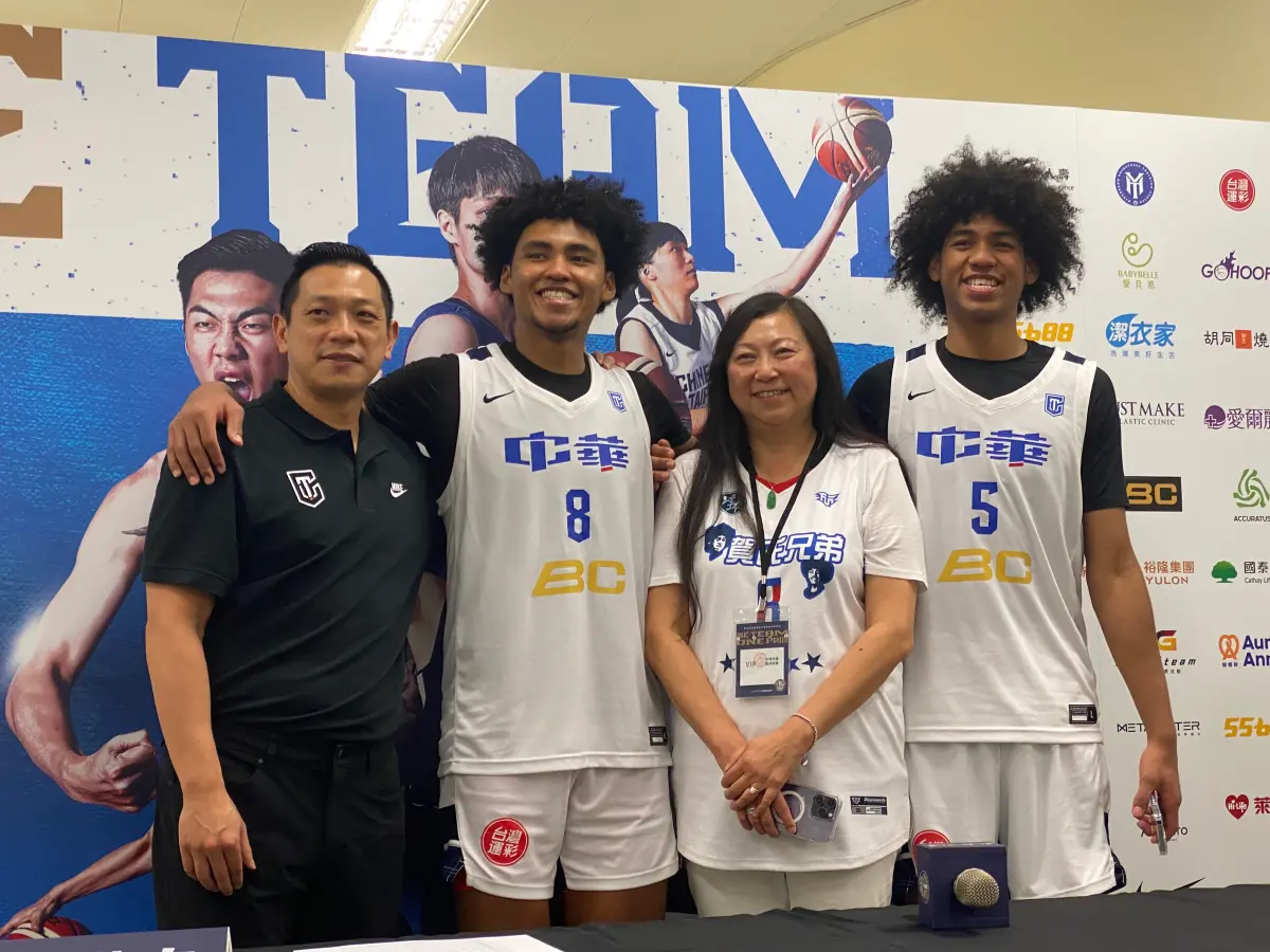 ▲瓊斯盃「賀家兄弟」賀博、賀丹、媽媽臧珍卓與中華白總教練許皓程合照留念。（圖／路皓惟攝）