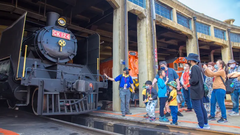 ▲台灣地方創生基金會推動的在地遊程，帶親子到彰化的扇形車庫，了解鐵道文化。（圖／資料照片）
