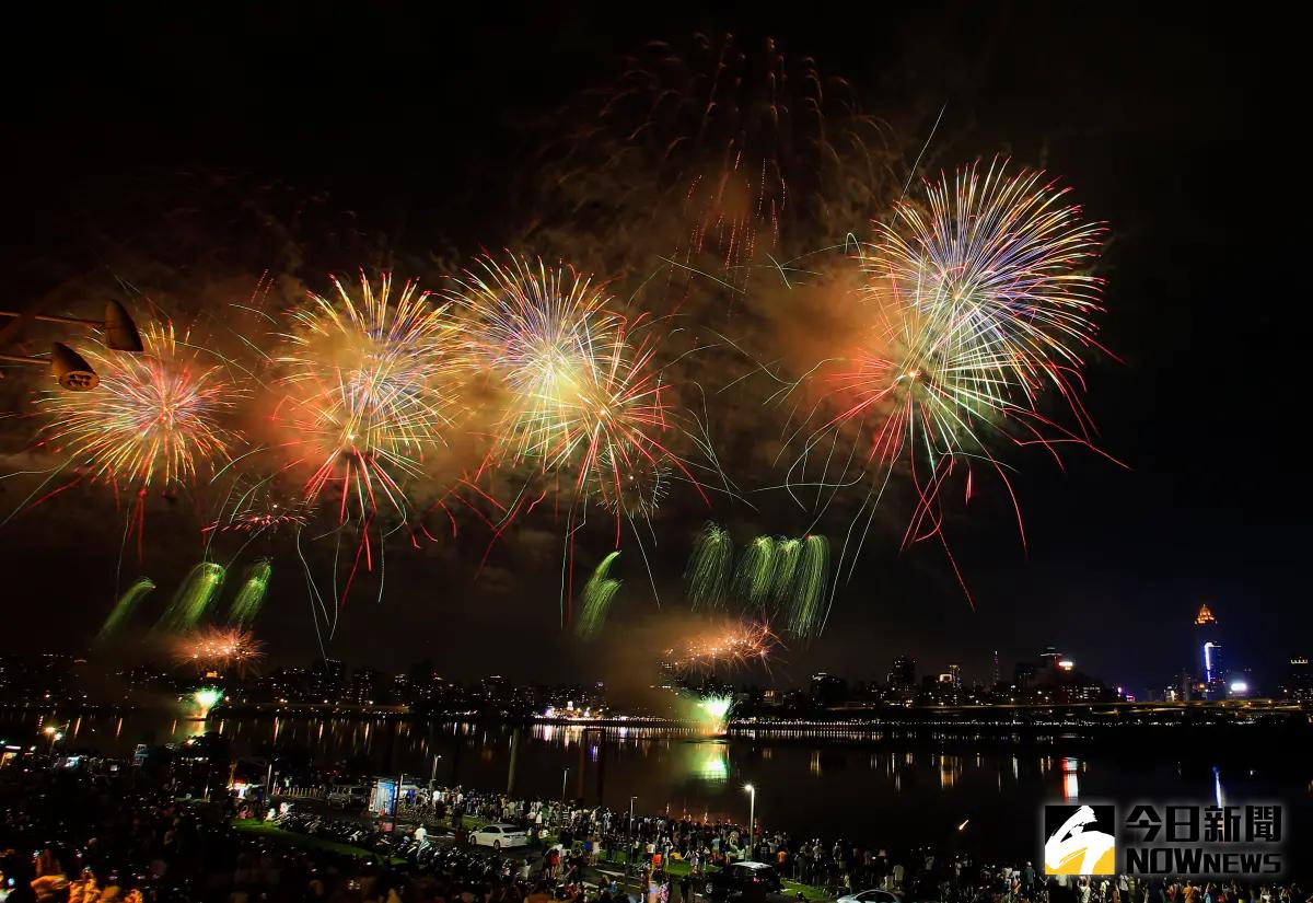 ▲2023大稻埕夏日節480秒煙火最終章，吸引約6萬人擠爆現場。（圖／記者鄭孟晃攝）