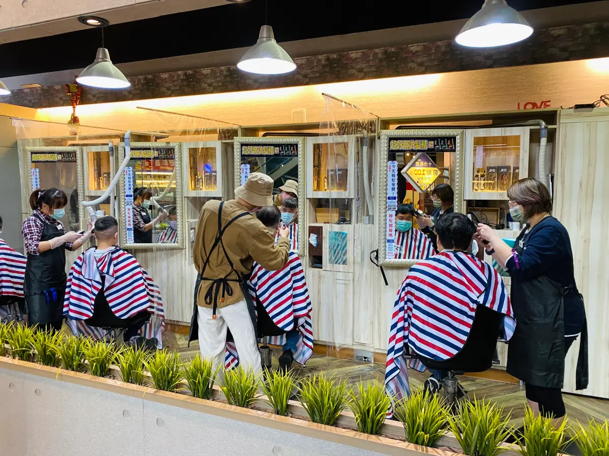 ▲農曆七月鬼門開之後，眾多鬼月禁忌讓人疑惑，像是剪頭髮、看房買車、收驚拜拜，命理師逐一解惑。（示意圖／記者黃韻文攝）