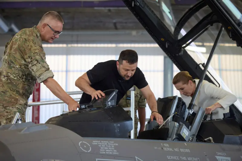 ▲烏克蘭總統澤倫斯基，對荷蘭和丹麥作出對烏克蘭提供F-16戰鬥噴射機的「歷史性」決定，表示歡迎。（圖／美聯社／達志影像）