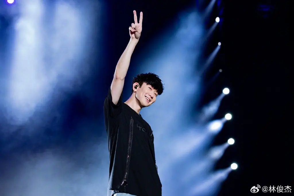 ▲林俊傑出意外！小拇指一指節彎曲變形，畫面怵目驚心，他也親自解釋原因。（圖 / 林俊傑微博）