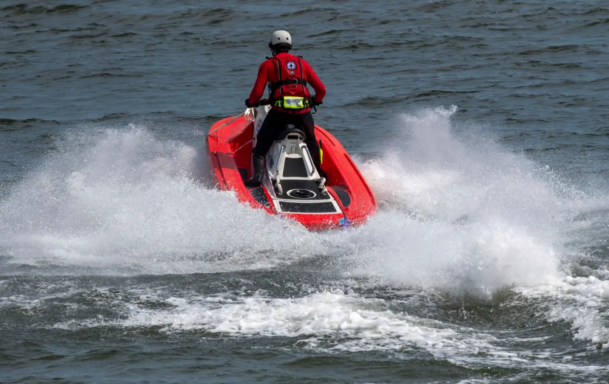 ▲韓國近日逮到1名中國男子，涉嫌從山東騎水上摩托車偷渡入境，正在釐清案情。示意圖非本人。（圖／美聯社／達志影像）
