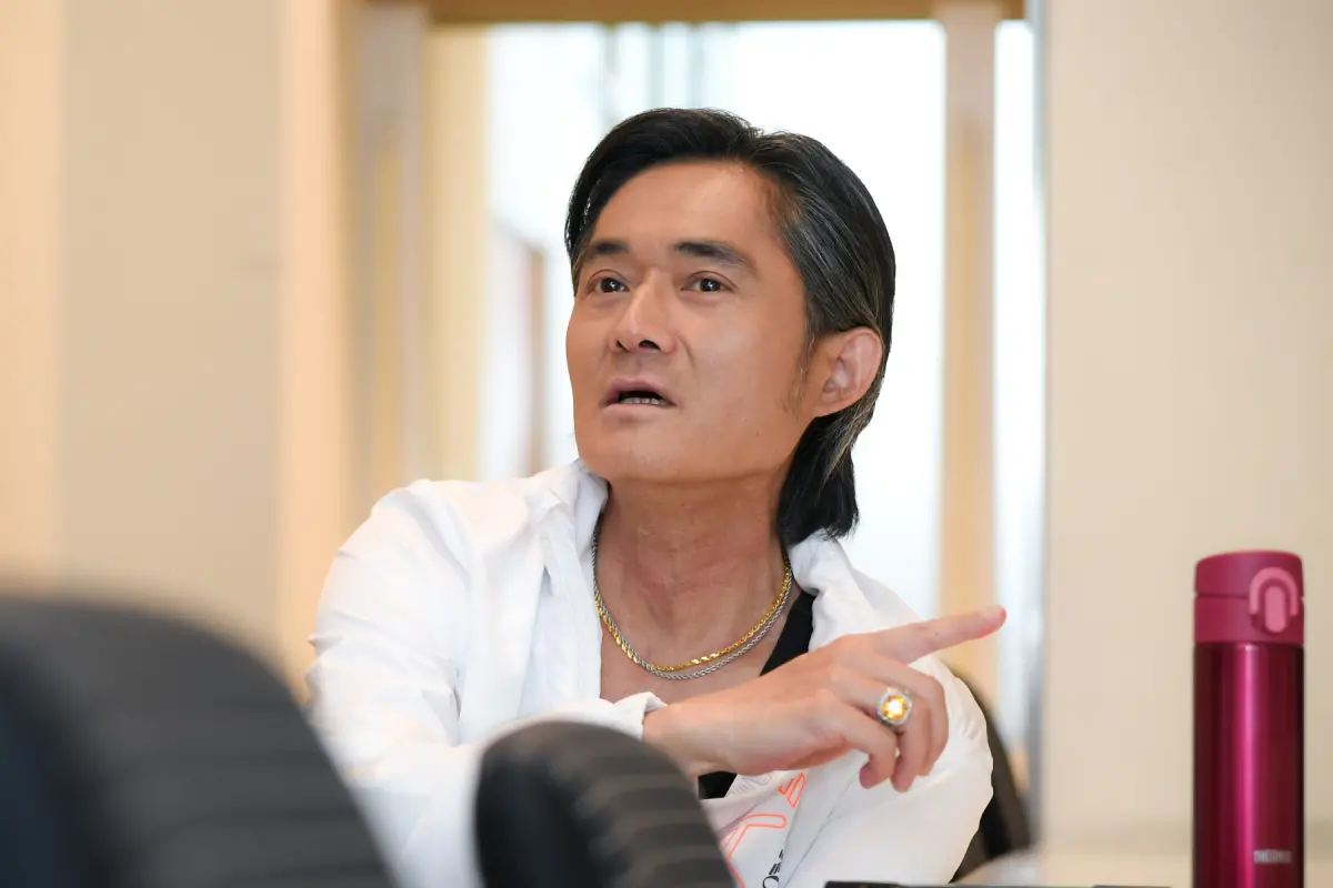 ▲57歲的江國賓自爆口腔長肉瘤，最近才動手術切除，他笑說檢查當下自己壓力也很大，一度血壓飆升。（圖 / 三立提供）