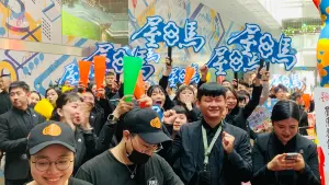 台中鍋烤節票選屋馬分獲冠亞軍 清真恩德元、激旨燒き鳥在地奪冠 ▲台中鍋烤節票選結果揭曉,屋馬成最大贏家,員工舉牌歡呼。(圖/記者顏幸如攝,2023.08.21)