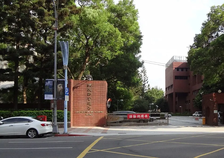 ▲傳出營建署前組長涉綠電弊案並接受性賄賂。營建署20日表示，尊重司法偵查，持續配合釐清案情，這名前組長已立即調離主管職、停止職務，未來將持續進行內部監控檢討。（圖／維基百科）