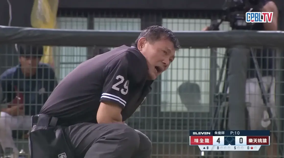 ▲昨(20)日中華職棒味全龍對上樂天桃猿的比賽中，主審蘇建文慘遭斷棒擊中，隨即痛到蹲在地上。（圖／翻攝自YouTube）