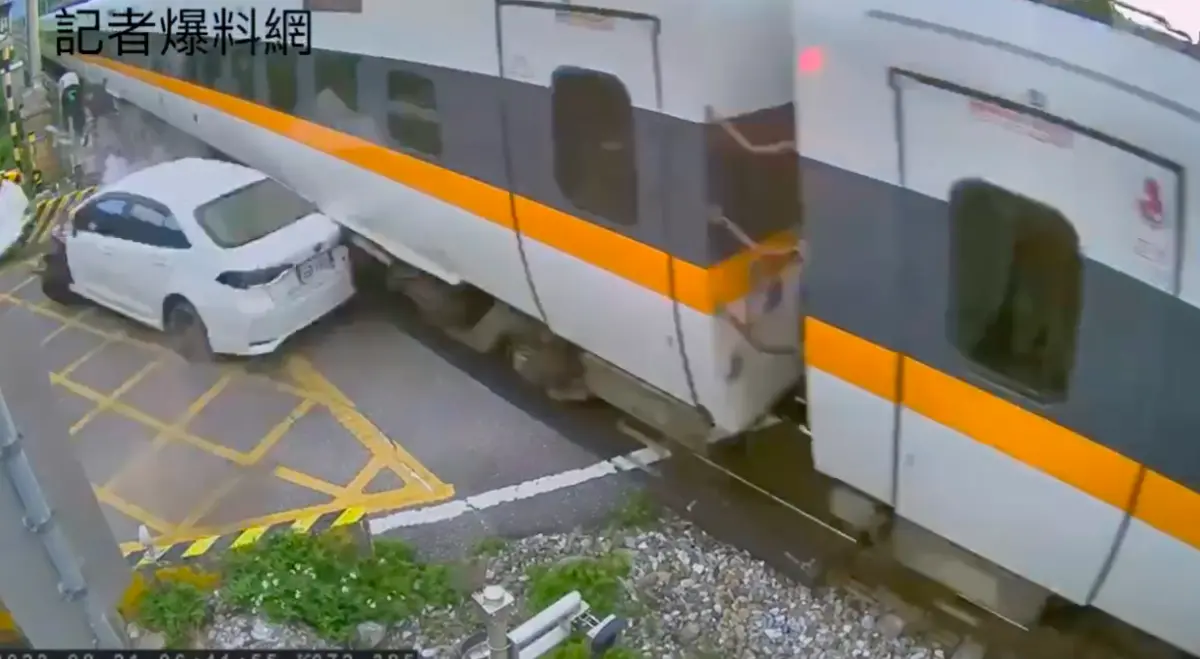 ▲太魯閣號遭自小客車撞上。（圖／翻攝自記者爆料網）