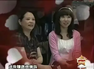 ▲《中國好聲音》導演柳驪（右）上節目跟吳京示愛。（圖／翻攝微博）