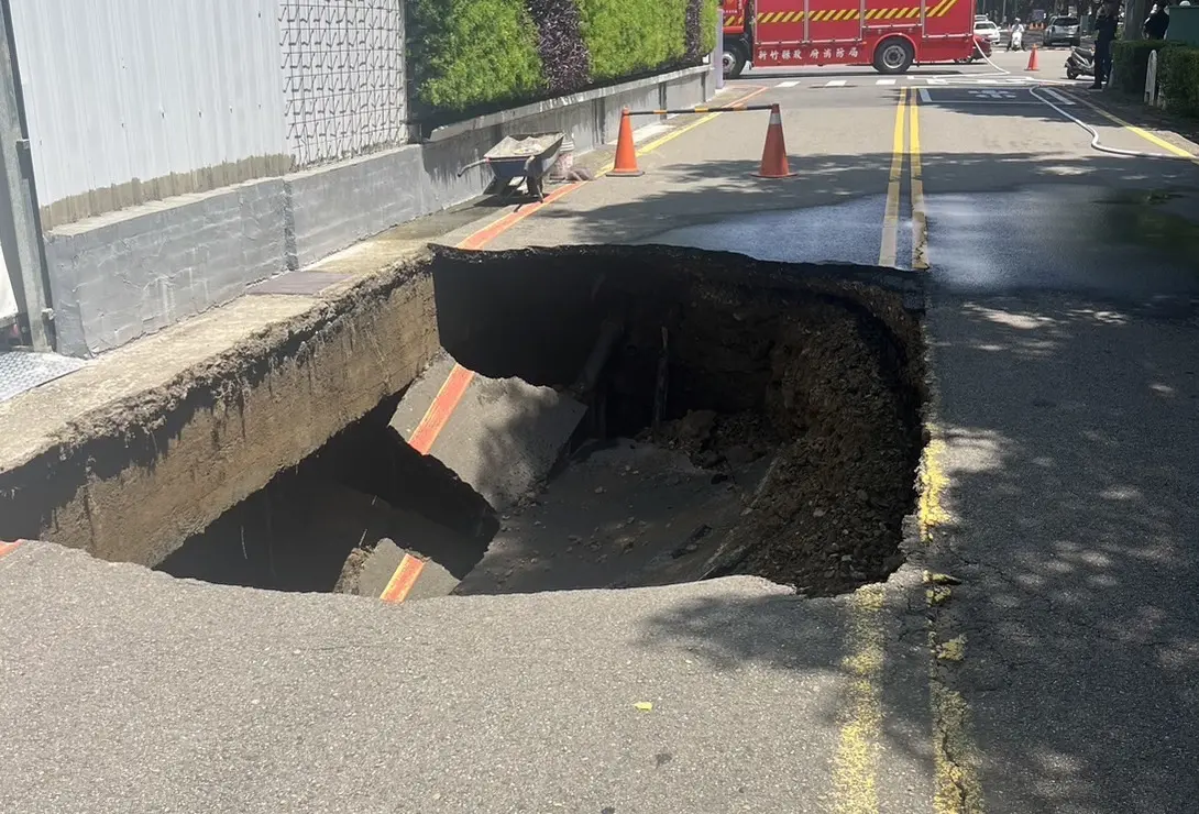 ▲21日上午，新竹縣竹北市光明六路、縣政七街路口，突然發生路面坍塌形成巨大「天坑」，導致現場瓦斯管線、自來水管線破裂，目前已佈署水線並持續保持警戒。（圖／翻攝竹北大小事）